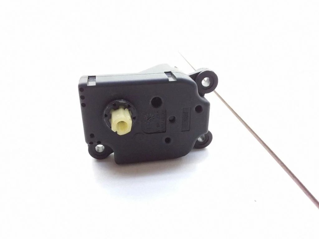 Ieplūdes kolektora vārsta motoriņš 050100