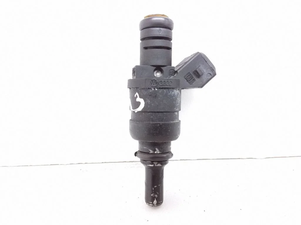 Fuel injector 06A906031D