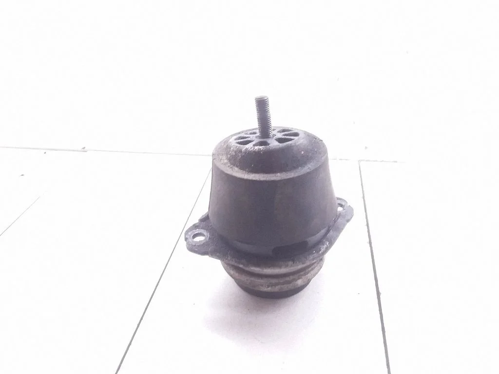 Engine mount bracket – Volkswagen Touareg I (2002-2010)