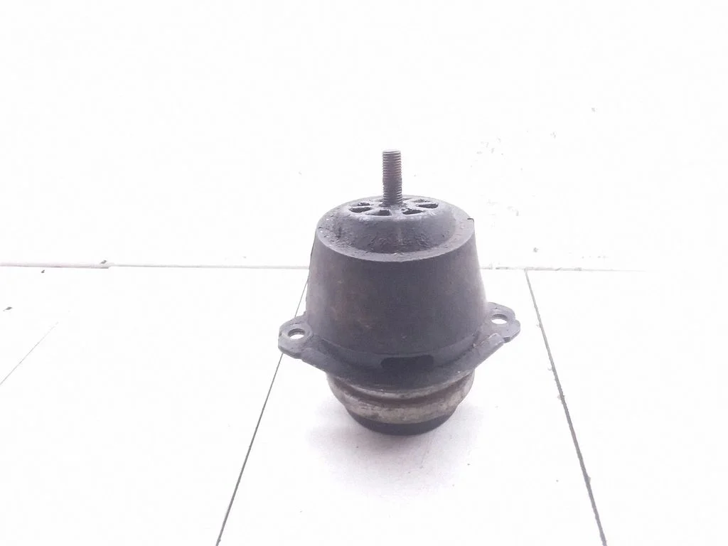 Engine mount bracket – Volkswagen Touareg I (2002-2010)