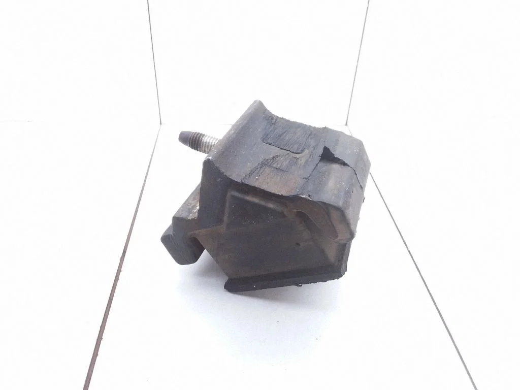 Engine mount bracket – Land Rover Discovery (1989-1998)