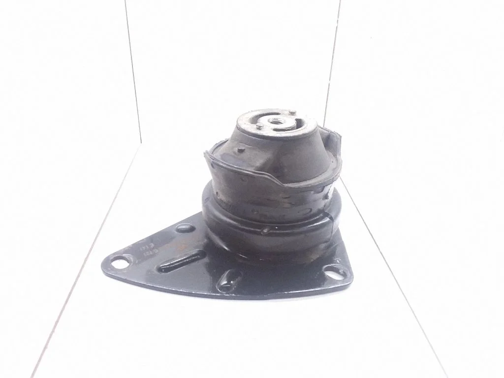 Engine mount bracket – Volkswagen Polo III 6N 6N2 6NF (1995-2001)