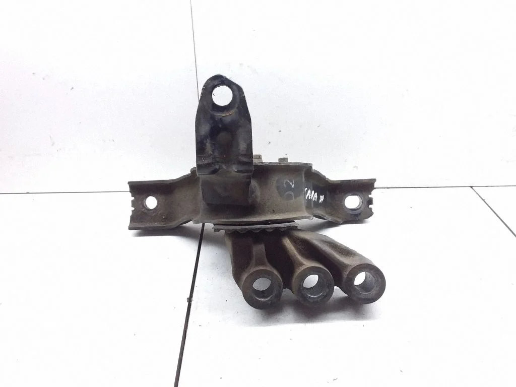 Engine mount bracket – Opel Antara (2006-2016)