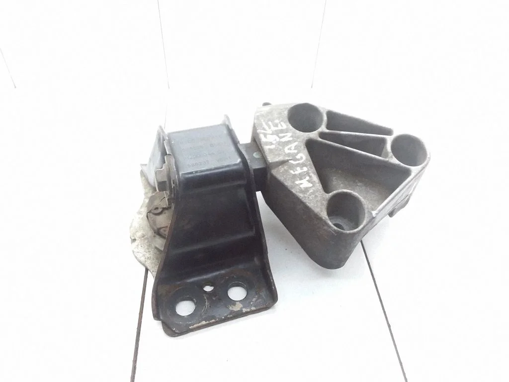 Engine mount bracket – Renault Megane II (2002-2005)