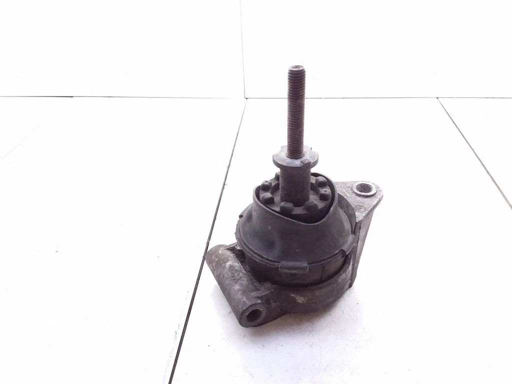 Engine mount bracket – Opel Zafira B (2005-2014)