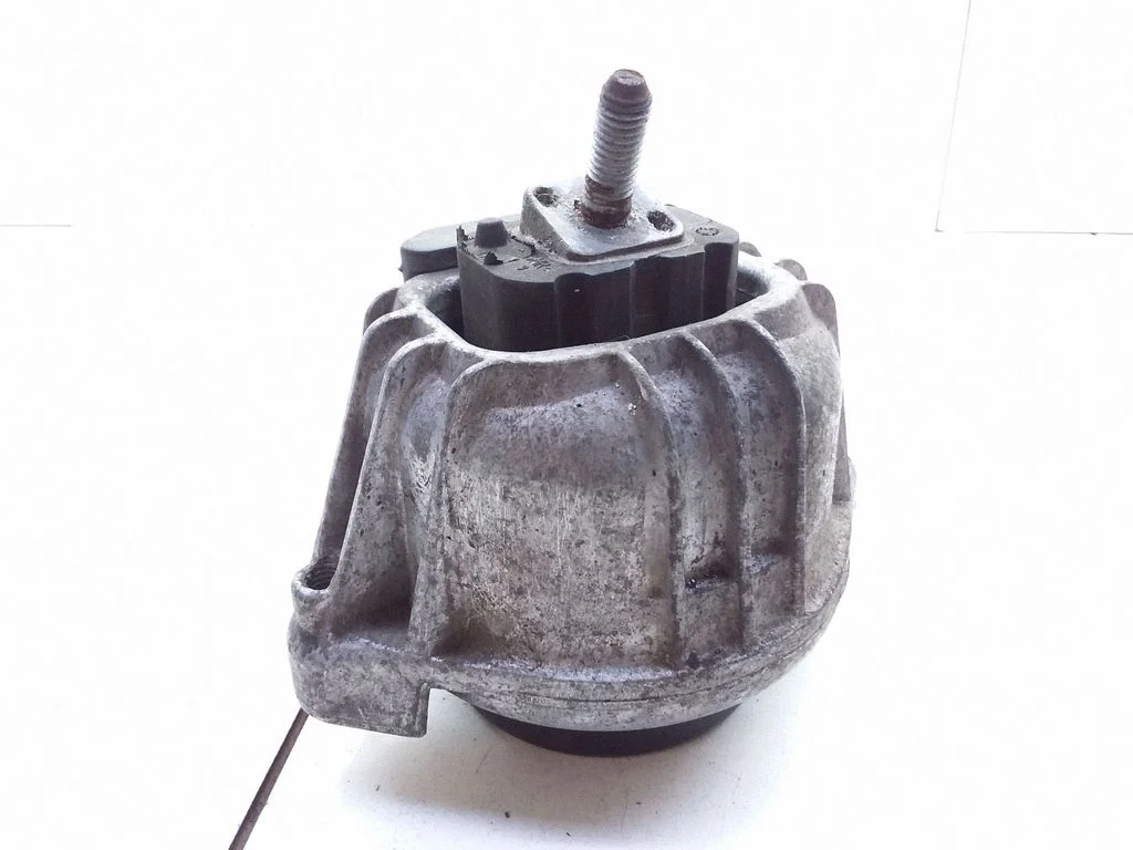 Engine mount bracket 13981112