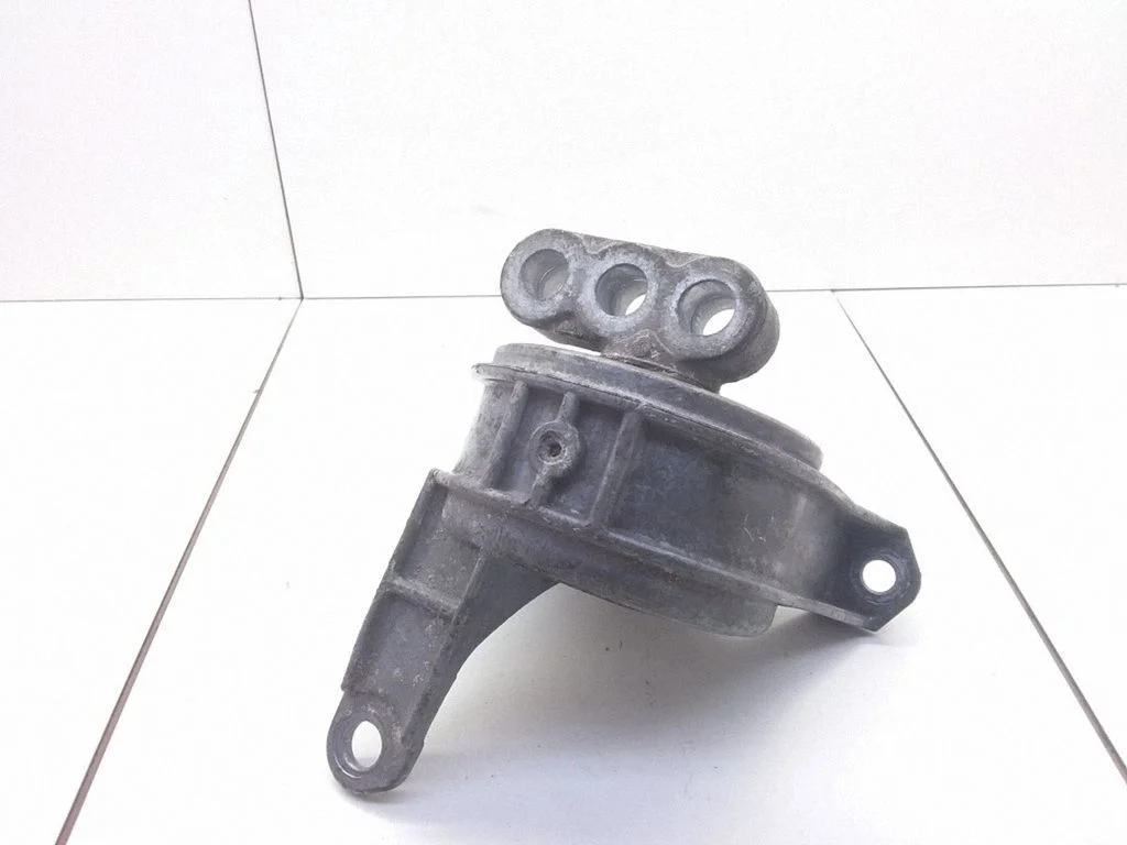 Engine mount bracket – Opel Zafira A (1999-2005)