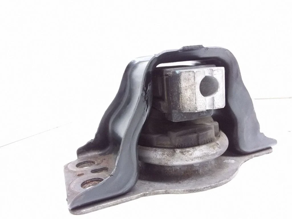 Engine mount bracket – Renault Megane II (2002-2005)