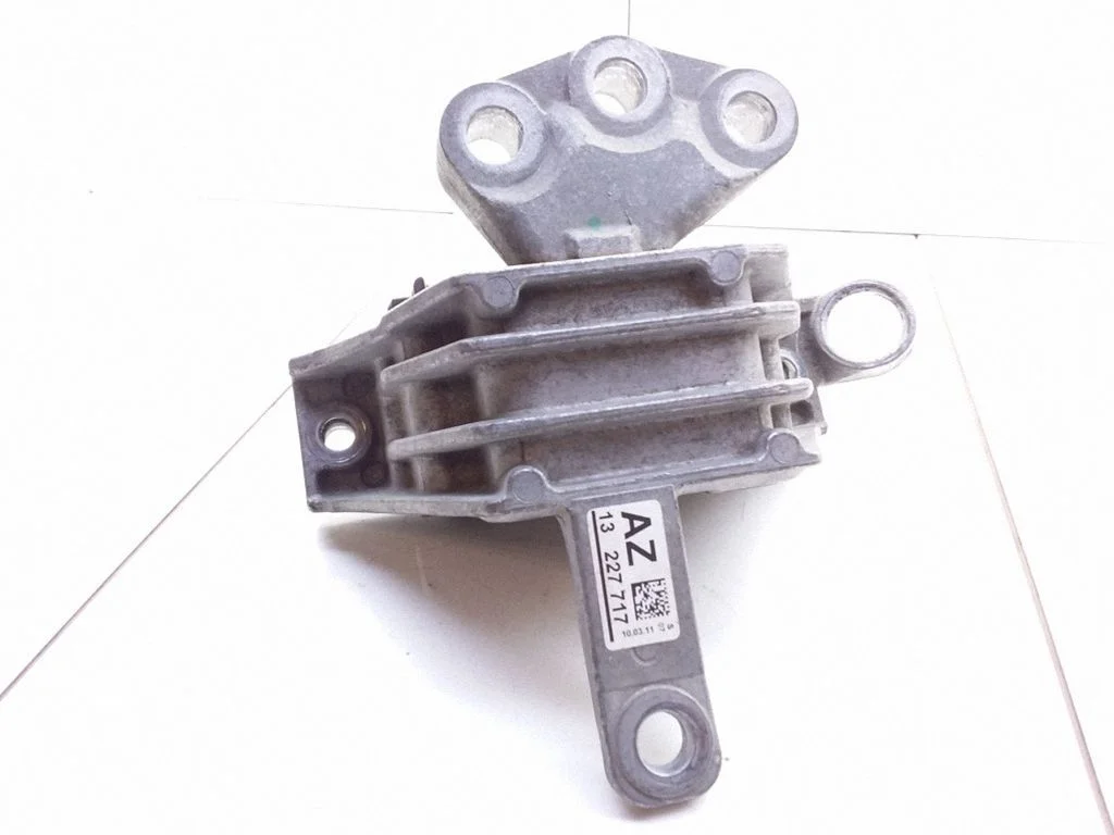 Engine mount bracket 13227717