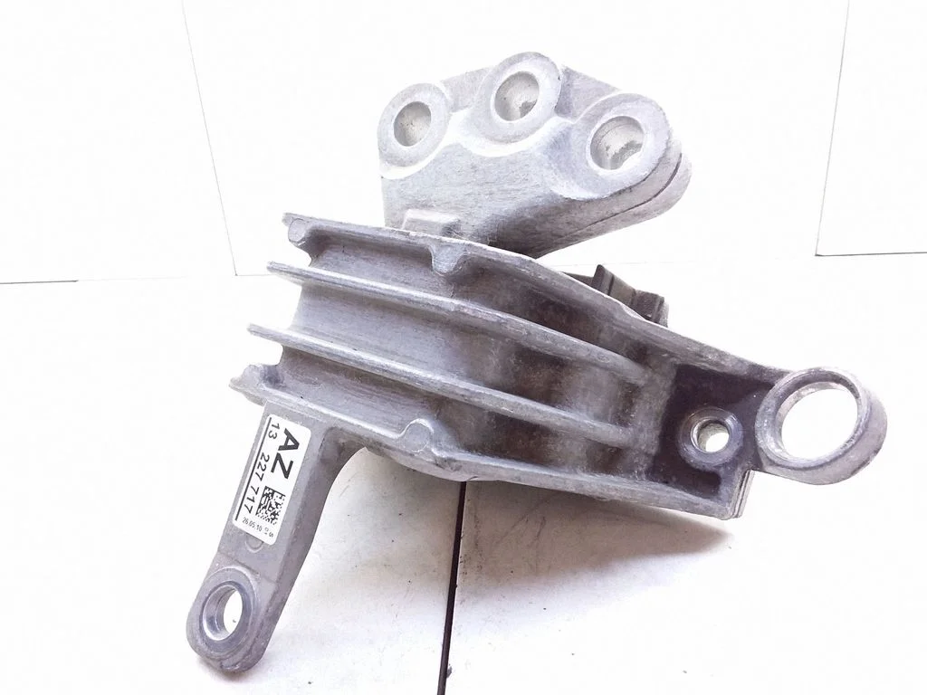Engine mount bracket 13227717
