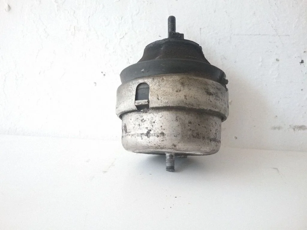 Engine mount bracket 8D019982AE