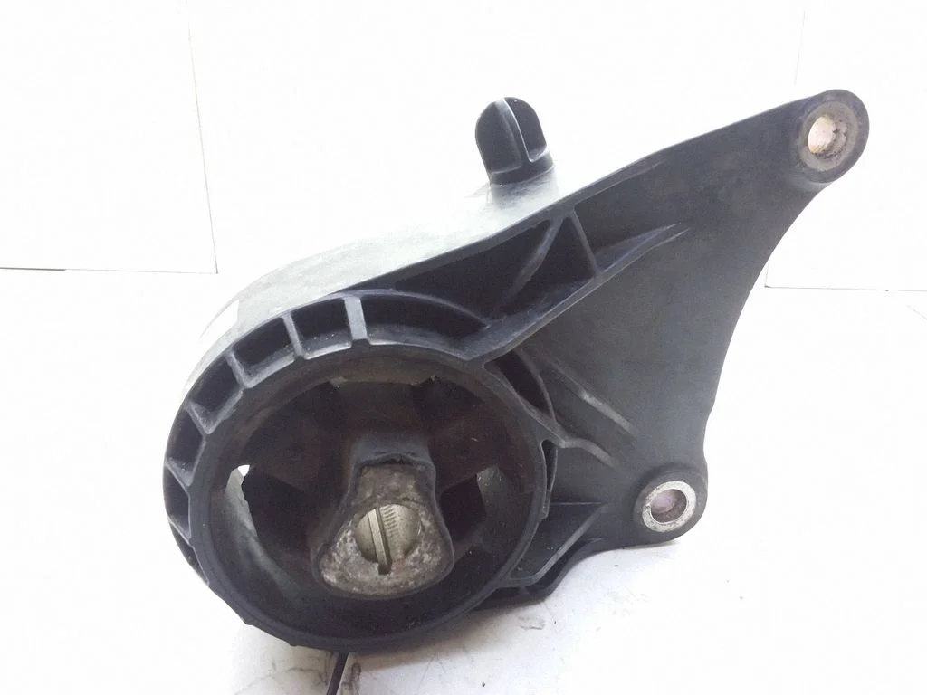 Engine mount bracket – Opel Astra H (2004-2012)