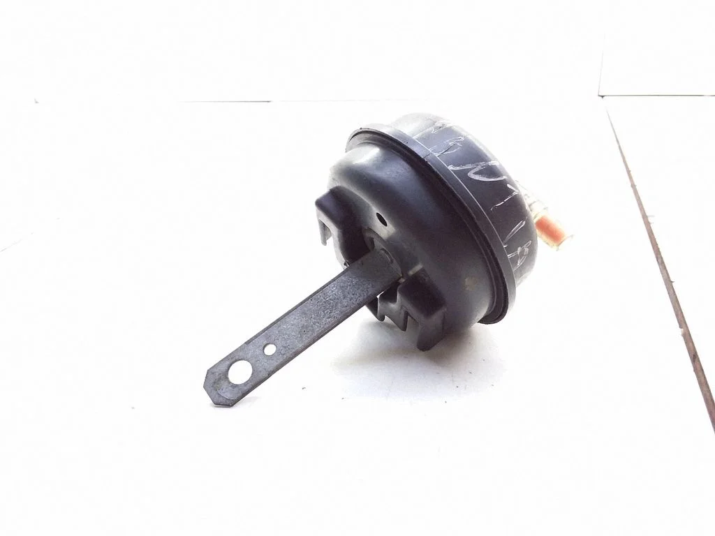 Engine mount vacuum valve