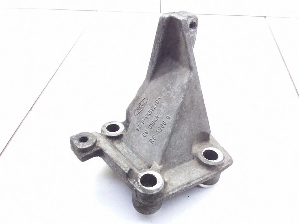 Engine mounting bracket – Ford Focus (1998-2004)