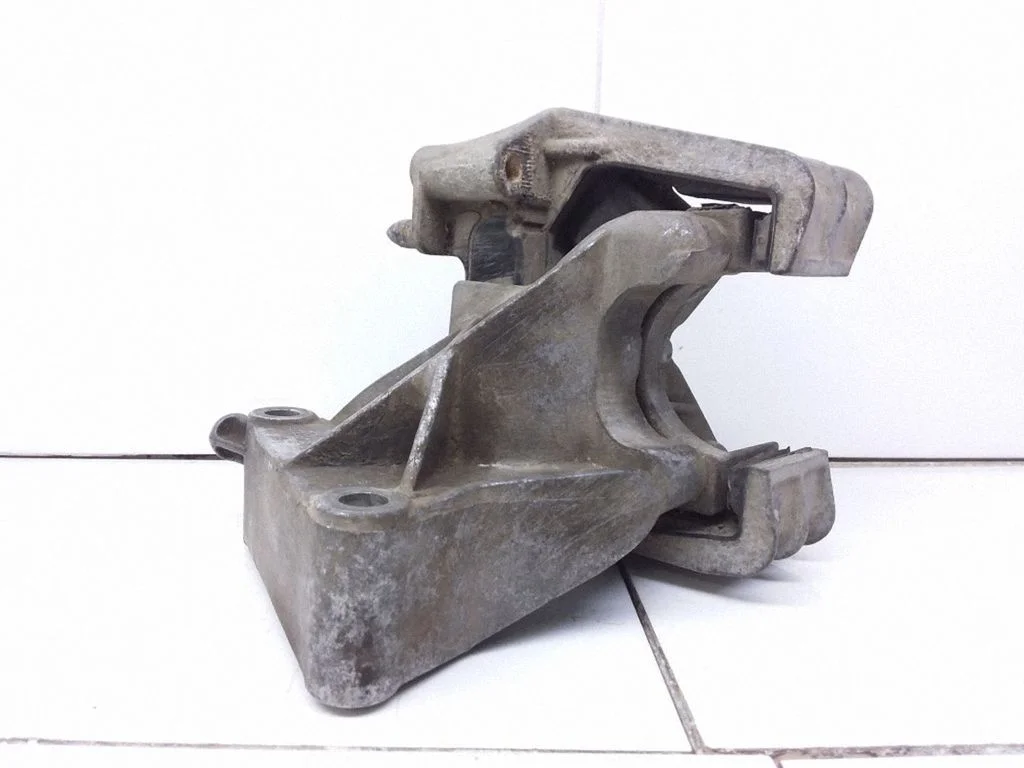 Engine mounting bracket – Opel Vectra B (1996-2002)