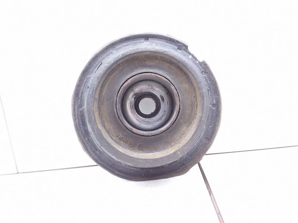 Front upper strut mount – Volkswagen Golf III (1992-1997)