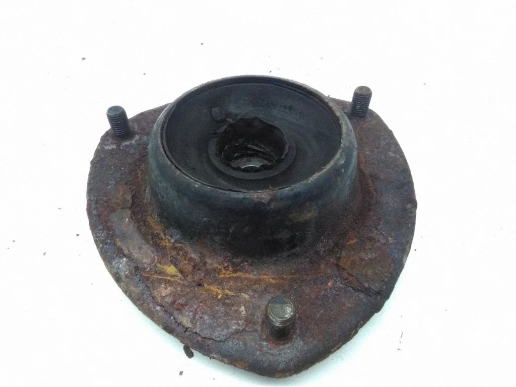 Front upper strut mount – Hyundai Santa Fe (2000-2006)