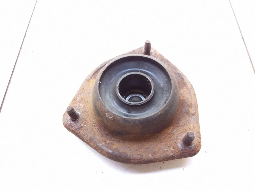 Front upper strut mount – Hyundai Accent (1995-1998)