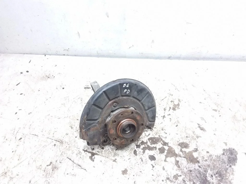Front wheel hub – right
