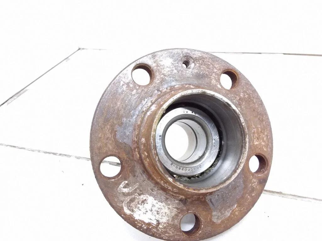 Front wheel hub – right