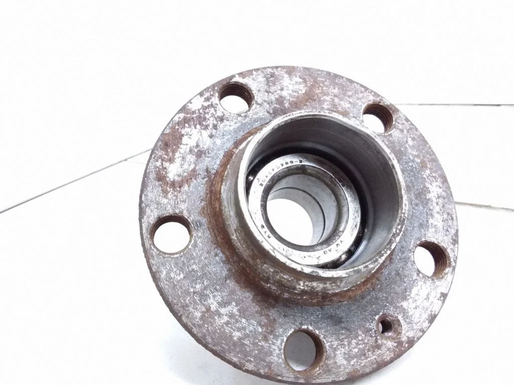 Front wheel hub – left
