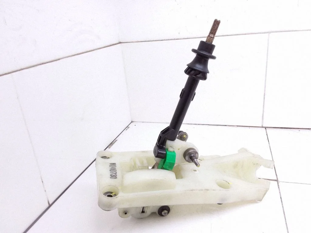 Gear selector mechanism V040730