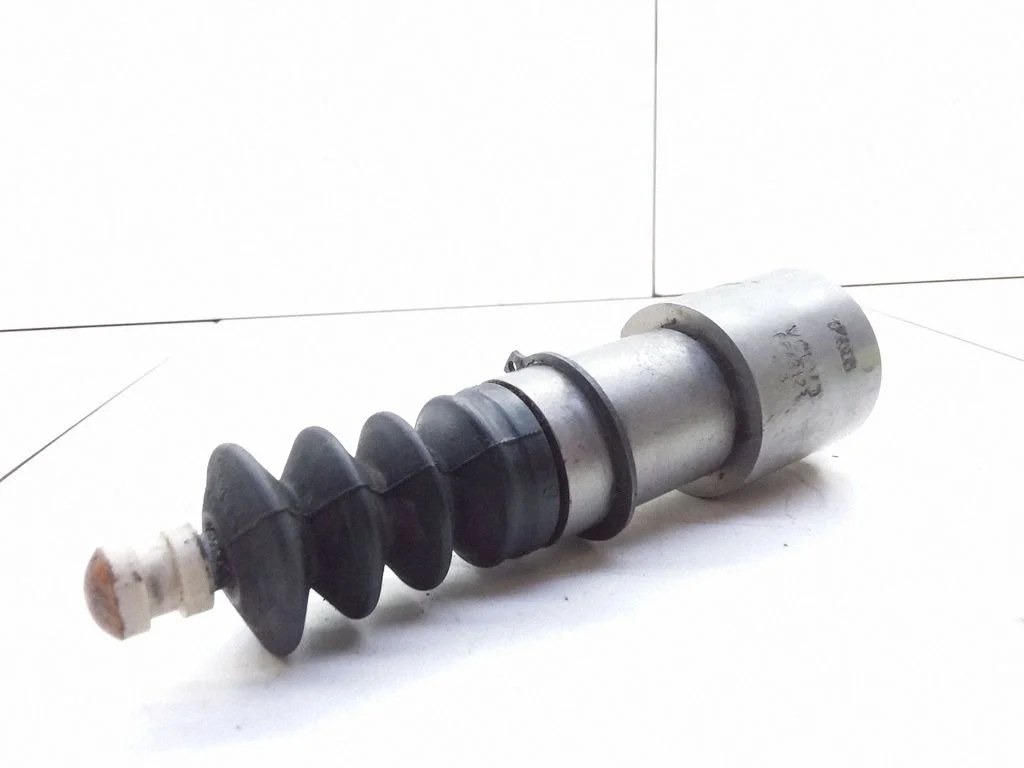 Clutch slave cylinder – Volvo 850 (1991-1997)