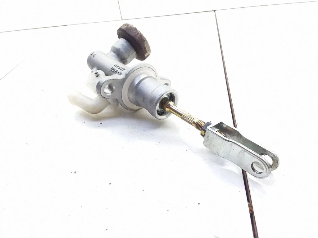 Clutch slave cylinder – Nissan X-Trail T30 (2001-2007)