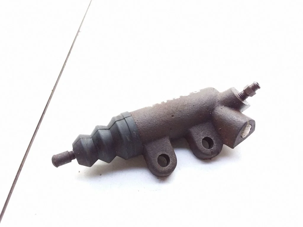 Clutch slave cylinder – Toyota Previa (XR30, XR40) II (2000-2006)