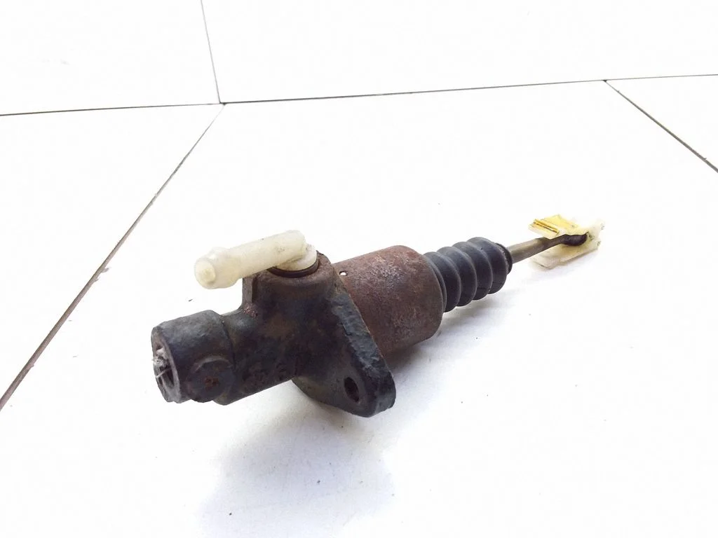 Clutch slave cylinder – Volkswagen Passat B4 (1994-1996)