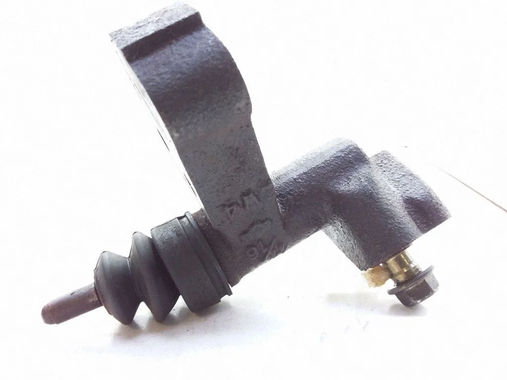 Clutch slave cylinder – Nissan Primera (2000-2001)