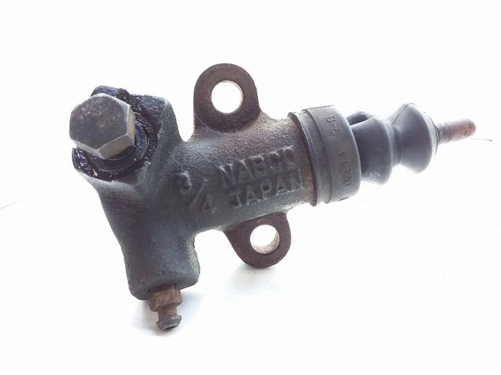 Clutch slave cylinder – Subaru Legacy (2004-2006)