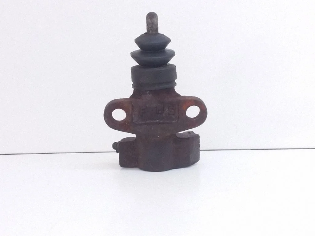 Clutch slave cylinder – Subaru Legacy (1999-2003)