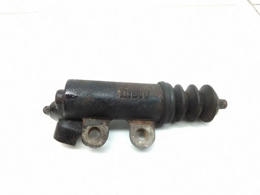 Clutch slave cylinder – Toyota Corolla Verso AR10 (2004-2009)