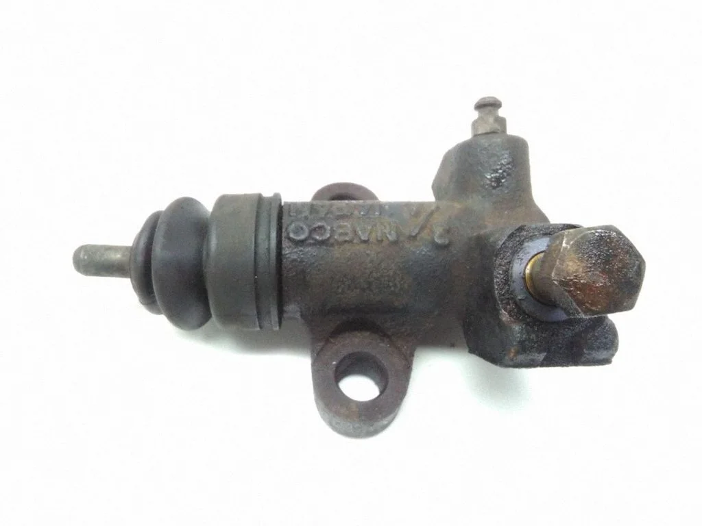 Clutch slave cylinder – Subaru Forester SF (1998-2000)