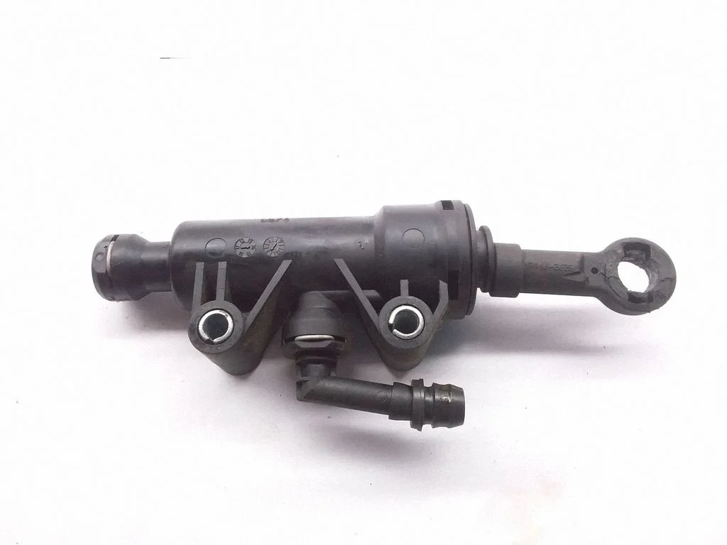 Clutch master cylinder 0874