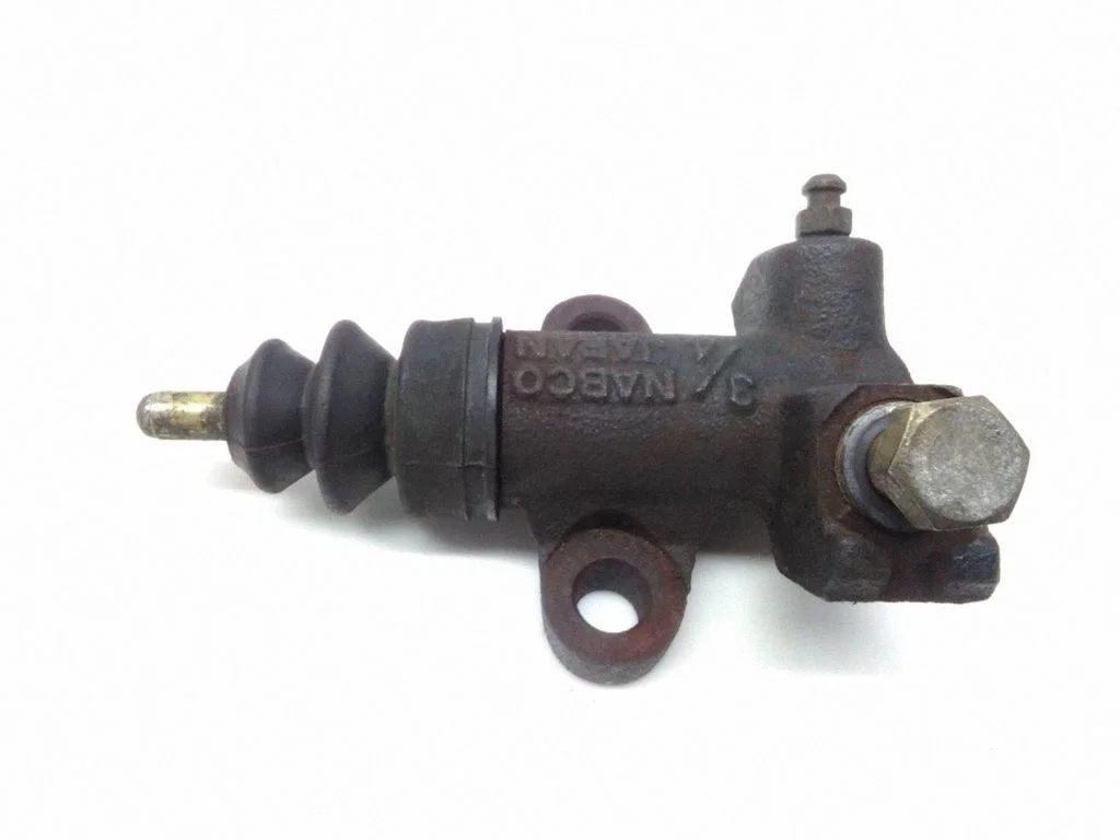 Clutch slave cylinder – Subaru Legacy (1990-1998)