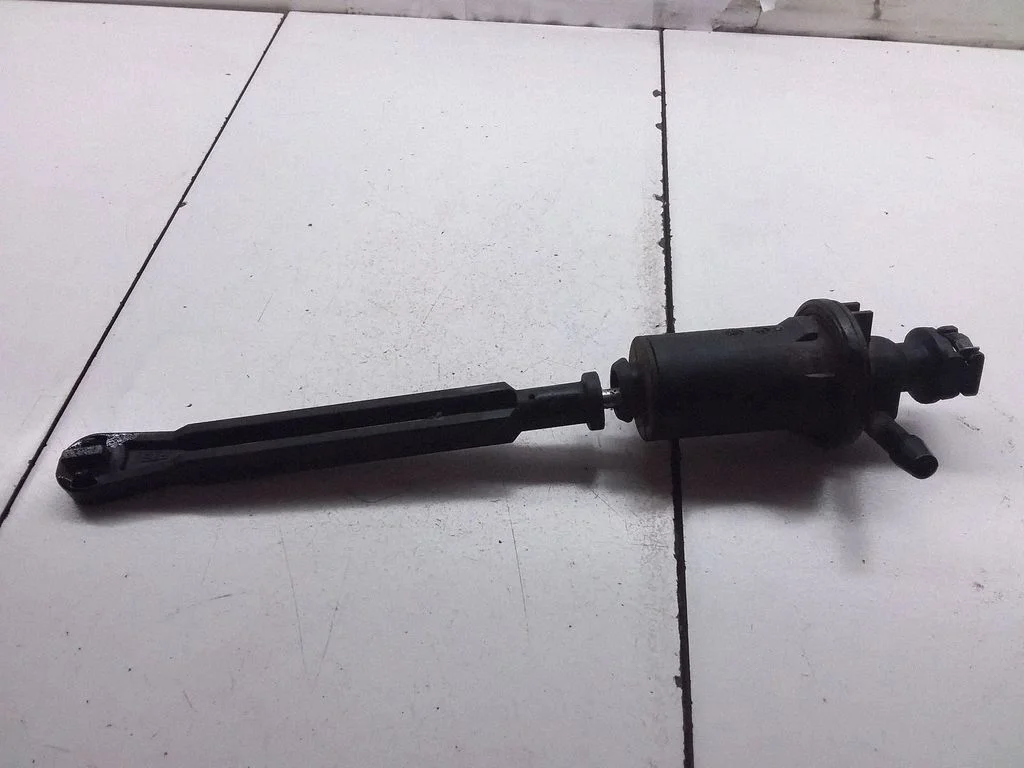 Clutch master cylinder 93857432