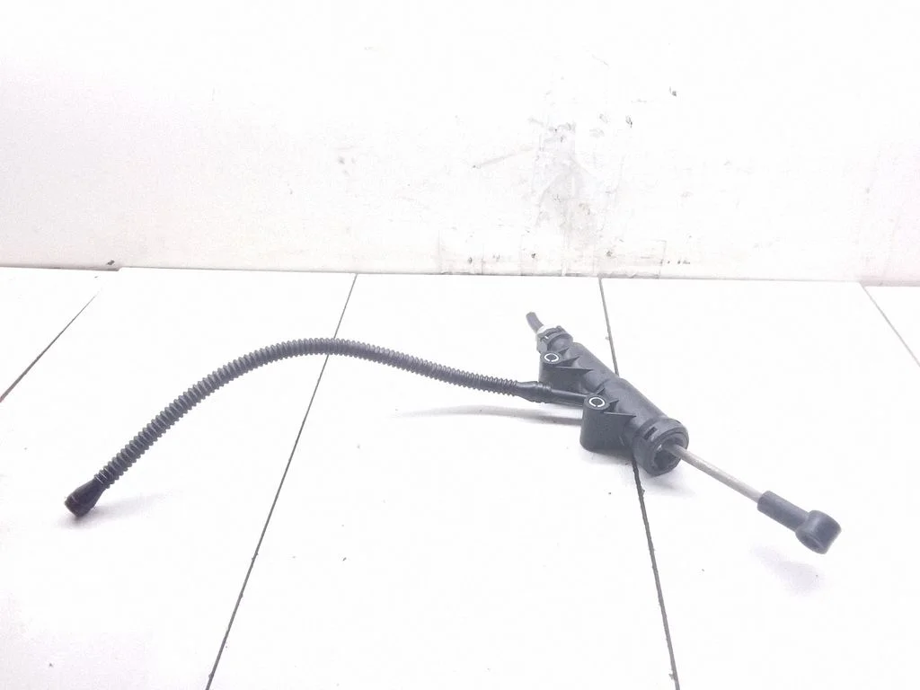 Clutch master cylinder – Volkswagen Crafter (2006-2016)