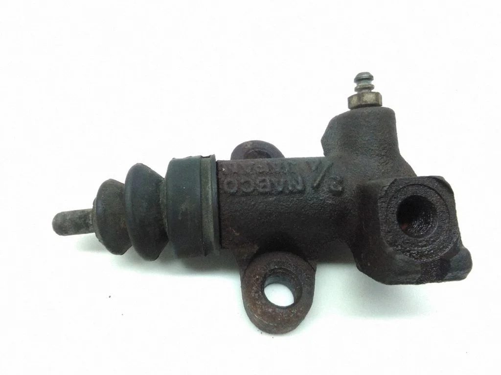 Clutch slave cylinder – Subaru Impreza I (1993-2000)