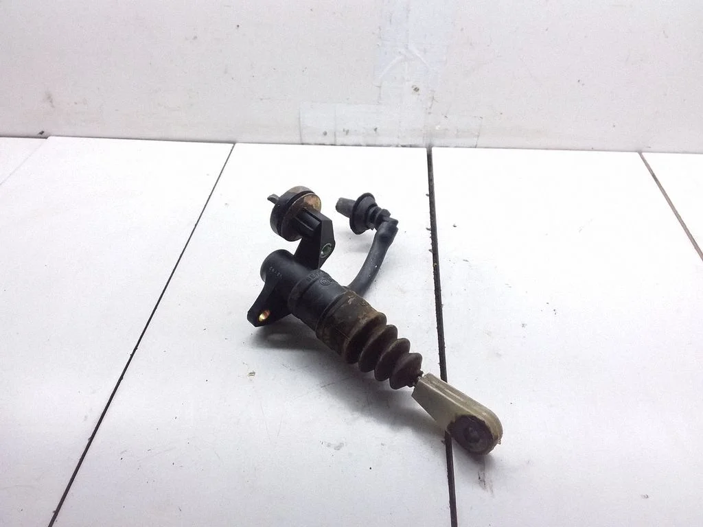 Clutch master cylinder – Volkswagen Passat B5 (1997-2000)