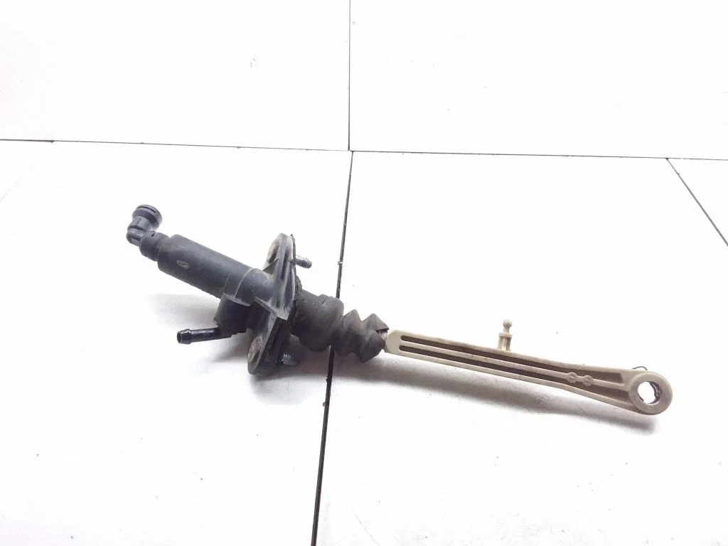 Clutch master cylinder 8636540