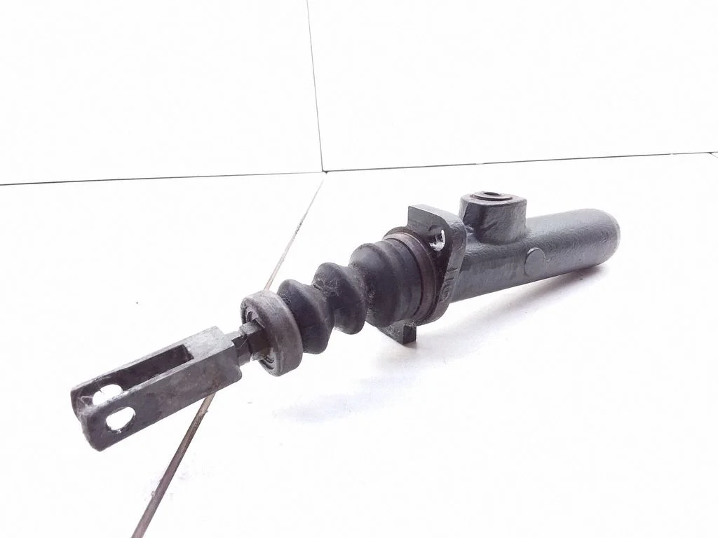 Clutch master cylinder – Audi 100 200 5000 C3 (1982-1991)