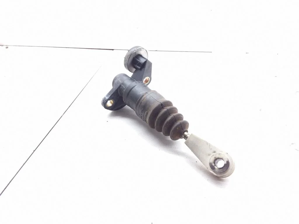 Clutch master cylinder – Volkswagen Passat B5 (1997-2000)