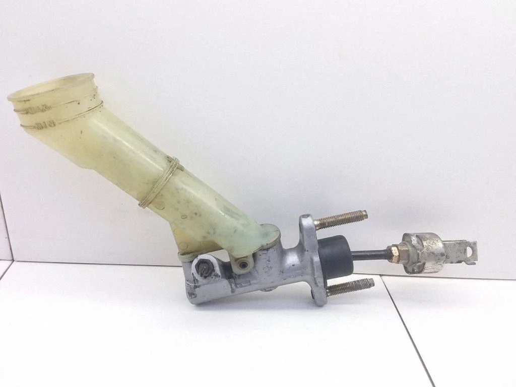 Clutch master cylinder – Toyota Matrix (E130) (2001-2008)