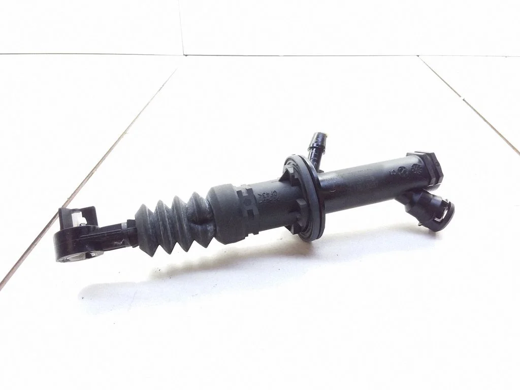 Clutch master cylinder 8200436137