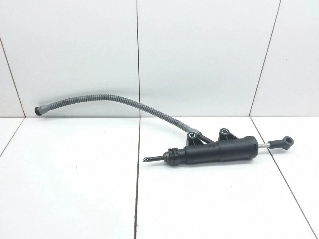 Clutch master cylinder – Volkswagen Crafter (2006-2016)