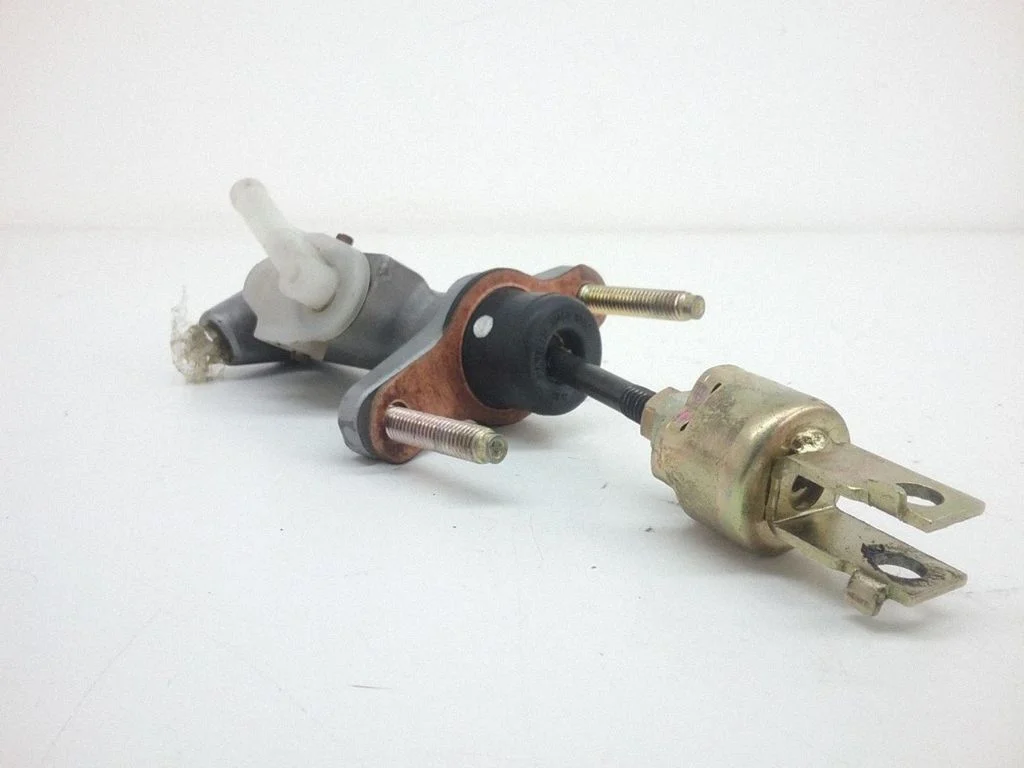 Clutch master cylinder – Toyota Matrix (E130) (2001-2008)