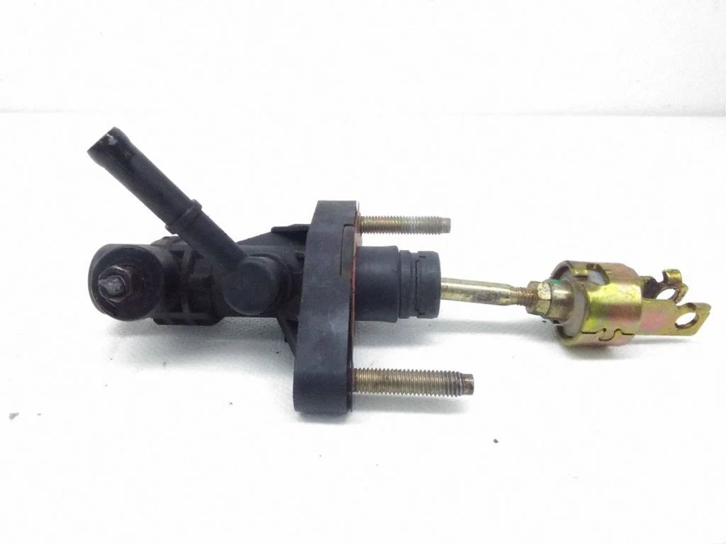 Clutch master cylinder – Toyota Matrix (E130) (2001-2008)