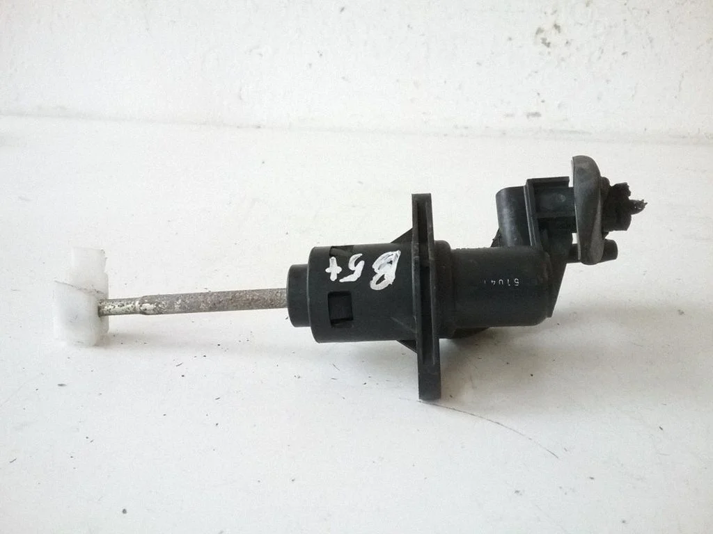 Clutch master cylinder 8E2721401T